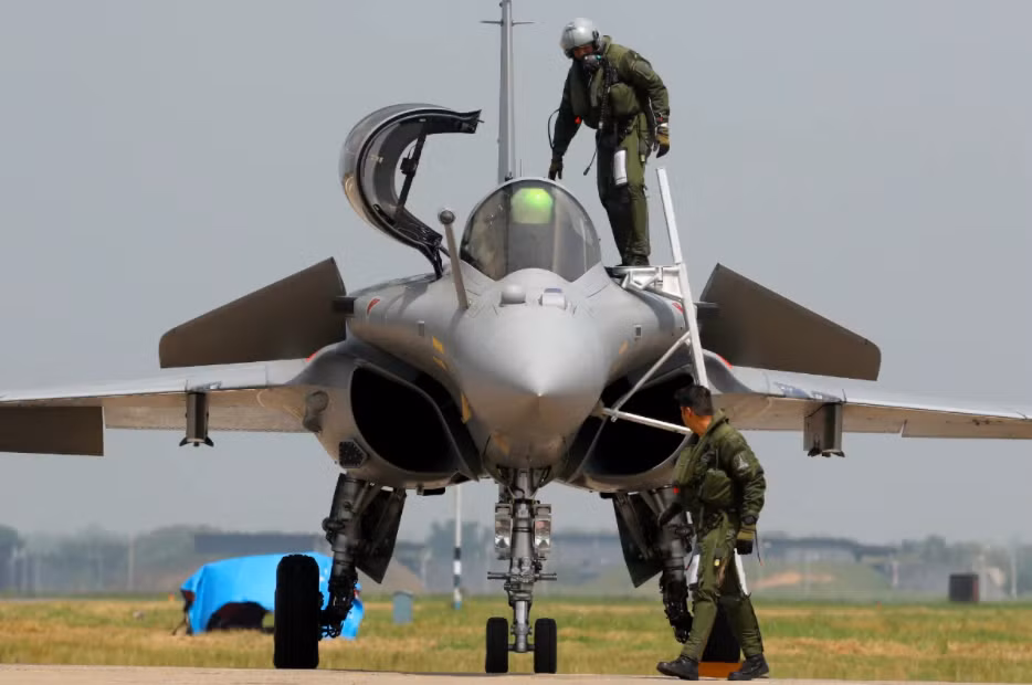 Điều đặc biệt là IAF sẽ có quyền truy cập vào mã nguồn, cho phép tùy chỉnh phù hợp với vũ khí, màn hình, thuật toán tác chiến điện tử, đánh giá mối đe dọa, v.v. Không chắc Ai Cập sẽ có quyền truy cập mã nguồn tương tự với giá mua của họ; thậm chí với số tiêm kích Su-30MKI mà Ấn Độ mua của Nga, IAF cũng không có quyền như vậy.