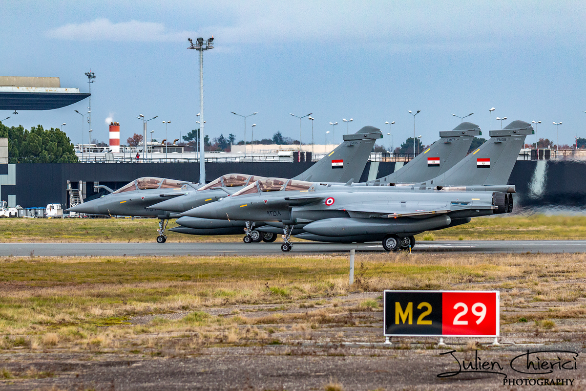 Trong số tiền gần 4 tỷ euro trên, có khoảng 3,75 tỷ euro dành cho việc mua 30 máy bay Rafale từ Dassault; phần còn lại được sử dụng để ký các hợp đồng riêng rẽ với công ty MBDA và Safran Electronics and Defense để mua vũ khí đi kèm.