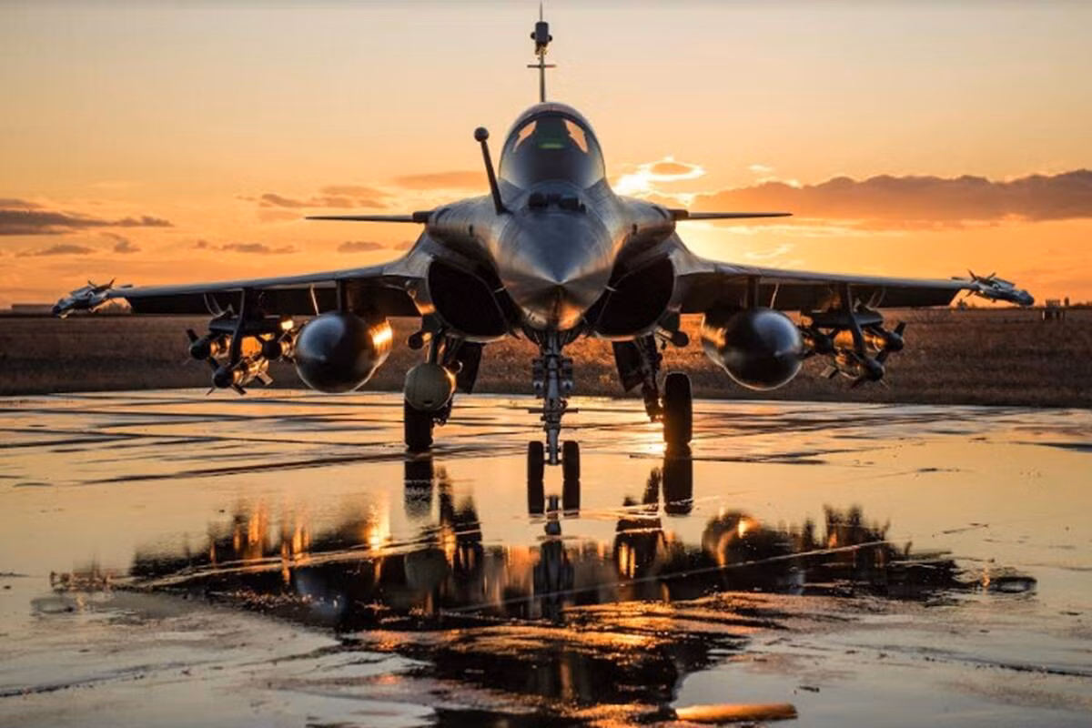 Do vậy cũng dễ hiểu khi Ai Cập lần thứ hai, mua Rafale giá rẻ hơn, vì họ không phải mua thêm bất kỳ thứ gì, khi họ đã có tất cả cơ sở hạ tầng phục vụ cho loại máy bay này. Nhiều bảo dưỡng kỹ thuật nhỏ, cũng do nhân viên kỹ thuật của Ai Cập đảm nhiệm, việc này cũng giúp giảm giá thành tổng thể vào giá mua máy bay.