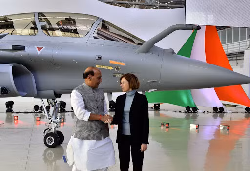 Ngoài ra, theo các chuyên gia hàng không, giá Rafale của Ấn Độ cao là do liên quan đến một số phần mềm chuyên dụng, chỉ có trên phiên bản Rafale giành cho Ấn Độ. Nên biết rằng, trong một máy bay chiến đấu hiện đại, chi phí phần mềm có thể lên tới 60% tổng chi phí.