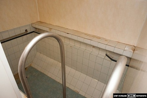 Trên tàu còn có các hồ bơi nhỏ, thành bể bơi được ốp lát bằng gạch men. Người ta tháo nước khỏi thân tàu khi nó đang neo đậu. Diện tích bể bơi không đủ để các thủy thủ bơi lặn, nhưng nó quá rộng để phục vụ nhu cầu tắm của nhiều người cùng một lúc.