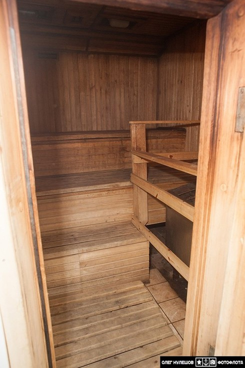 Phòng tắm hơi được thiết kế sang trọng, giúp các thủy thủ trút mệt mỏi sau sau khi làm nhiệm vụ. Hải quân Nga duy trì các tàu ngầm hoạt động 24/24, nên thủy thủ đoàn cần chia ca để đảm việc vận hành tàu.