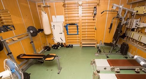 Ngoài ra, trên tàu còn có phòng tập thể hình, giúp các thủy thủ rèn luyện sức khỏe. Tuy nhiên, thiết bị trong các phòng tập này được thiết kế đặc biệt, để không tạo ra tiếng động lớn trong quá trình sử dụng, giúp giảm khả năng tàu ngầm bị hệ thống thủy âm của đối phương phát hiện.