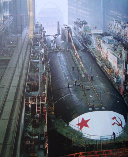 Ở tuổi 40, Dmitri Donskoy sắp đến tuổi nghỉ hưu. Liên Xô đã chế tạo tàu Typhoon trong thời gian trước khi có máy tính và tên lửa đạn đạo nhỏ gọn. Nhưng Typhoon vẫn là kỳ quan quân sự của nhân loại, vẫn là vũ khí đáng sợ và nguy hiểm bậc nhất trên thế giới. Nguồn ảnh: RBTH.