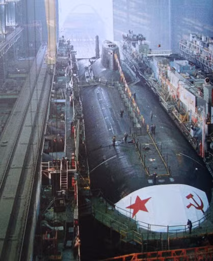 Ở tuổi 40, Dmitri Donskoy sắp đến tuổi nghỉ hưu. Liên Xô đã chế tạo tàu Typhoon trong thời gian trước khi có máy tính và tên lửa đạn đạo nhỏ gọn. Nhưng Typhoon vẫn là kỳ quan quân sự của nhân loại, vẫn là vũ khí đáng sợ và nguy hiểm bậc nhất trên thế giới. Nguồn ảnh: RBTH.