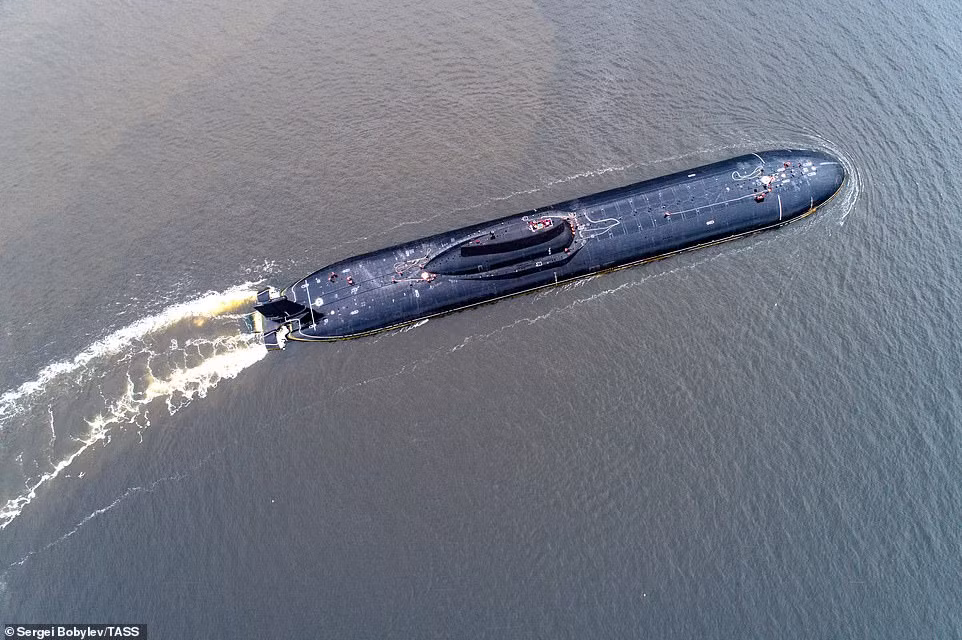 Các tàu ngầm hạt nhân lớp Typhoon có lượng choán nước lên đến 23.200 tấn, chứa 20 tên lửa đạn đạo RSM-52. Các tàu ngầm hiện nay đều được thiết thiết kế hiện đại, nhưng với kích khổng lồ của Typhoon, các kỹ sư tại Phòng thiết kế Rubin của St.Petersburg, có thể bố trí thêm những tiện nghi chưa từng có, như phòng tắm nắng, hồ bơi và phòng xông hơi khô.