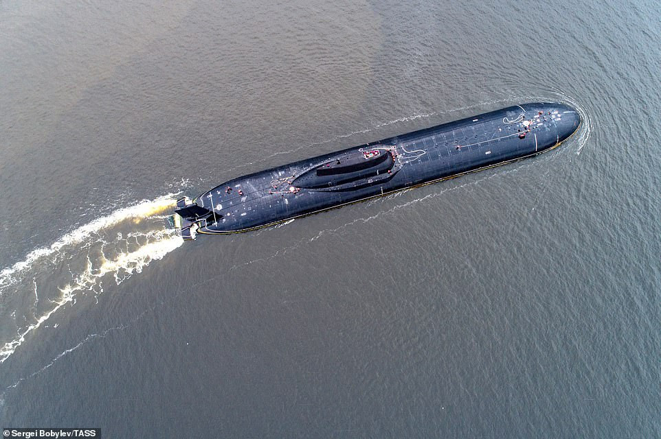Các tàu ngầm hạt nhân lớp Typhoon có lượng choán nước lên đến 23.200 tấn, chứa 20 tên lửa đạn đạo RSM-52. Các tàu ngầm hiện nay đều được thiết thiết kế hiện đại, nhưng với kích khổng lồ của Typhoon, các kỹ sư tại Phòng thiết kế Rubin của St.Petersburg, có thể bố trí thêm những tiện nghi chưa từng có, như phòng tắm nắng, hồ bơi và phòng xông hơi khô.