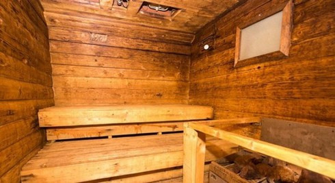 Ngoài sức mạnh vũ khí, con tàu còn được thiết kế như một khách sạn 5 sao, với rất nhiều phòng chức năng hết sức sang trọng và tiện dụng. Phòng tắm hơi lớn trên chiếc tàu ngầm dài 174 m. Kích thước tàu ngầm giúp người ta có đủ diện tích, để thiết kế phòng tắm hơi phục vụ nhu cầu các thủy thủ. Phòng tắm hơi được lót gỗ như phòng tắm tiêu chuẩn trên đất liền.