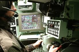 Thay vì nạp đạn pháo bằng sức người, Leclerc sử dụng hệ thống nạp đạn tự động, nên cho tốc độ bắn rất cao, đến 12 viên/phút. Bộ nạp đạn tự động cũng giúp giảm kíp lái xuống chỉ còn ba người (trưởng xe, lái xe và pháo thủ). Leclerc có một súng máy cỡ nòng 12,7 mm ở vị trí đồng trục với pháo tăng, thay vì trên nóc tháp pháo, như cấu tạo cổ điển.