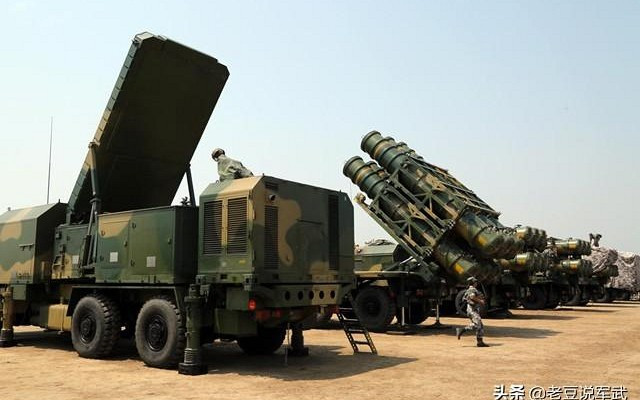 Mỗi đơn vị HQ-16 bao gồm hai tổ radar, một radar mảng pha thụ động băng tần L với phạm vi 85 km và một radar mảng pha thụ động 3-D băng tần S với phạm vi 140 km. Các tổ radar này có thể phát hiện tới 144 mục tiêu và theo dõi 48 mục tiêu đồng thời.