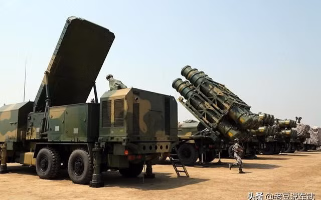 Mỗi đơn vị HQ-16 bao gồm hai tổ radar, một radar mảng pha thụ động băng tần L với phạm vi 85 km và một radar mảng pha thụ động 3-D băng tần S với phạm vi 140 km. Các tổ radar này có thể phát hiện tới 144 mục tiêu và theo dõi 48 mục tiêu đồng thời.