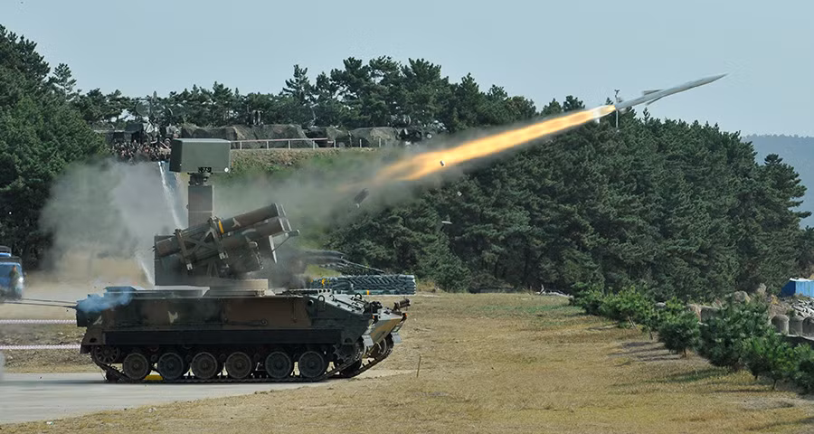 Ngoại trừ BuK-M3 và S-350 mới của Nga chỉ được sản xuất với số lượng nhỏ, HQ-16B được đánh giá là một trong những hệ thống phòng không tầm trung tiên tiến hiện nay. Một đối thủ cạnh tranh gần ngang hàng khác là K-SAM của Hàn Quốc, dựa trên các công nghệ tương tự như S-350 của Nga, nhưng cũ hơn và kém tiên tiến hơn so với S-350.