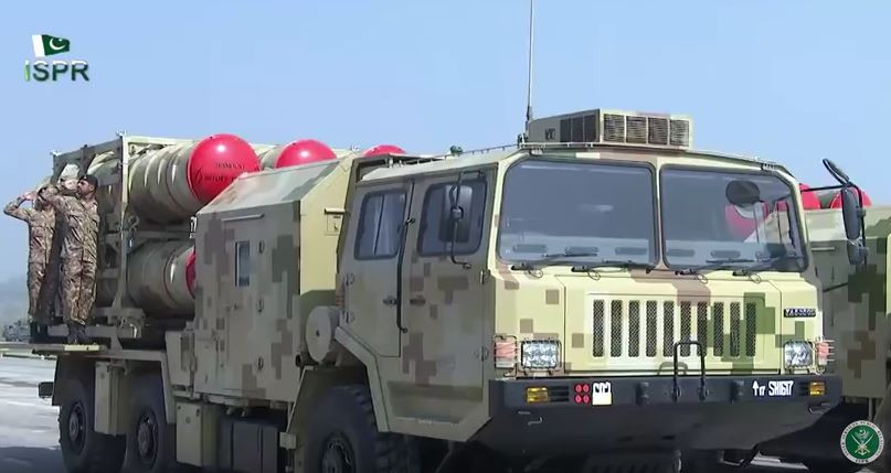 Quân đội Pakistan hiện là nhà khai thác nước ngoài duy nhất của các hệ thống HQ-16 trên đất liền, mặc dù quốc gia Nam Á hiện thiếu một loại phòng không tầm xa tương tự như HQ-9, nên mạng lưới phòng không của nước này hoàn toàn phụ thuộc vào các hệ thống tầm trung và tầm ngắn.