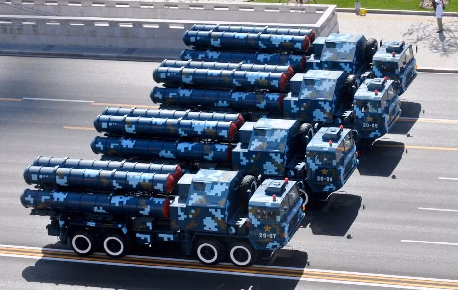 Một đơn vị HQ-16 cơ bản bao gồm bốn phương tiện phóng, mỗi phương tiện có sáu ống phóng, một xe chỉ huy và điều khiển, hai tổ radar và một máy phát điện. HQ-16 có khả năng hỗ trợ cho các hệ thống tên lửa tầm xa như S-400 và HQ-9B, tạo nên xác suất tiêu diệt rất cao đối với cả máy bay chiến đấu và tên lửa hành trình.