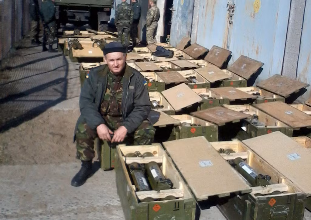 Một cơ số đạn chiến đấu của RPO-A Shmel thường bao gồm 2 ống phóng chứa sẵn đạn, được gá thành cụm đeo trên lưng, có khối lượng 24 kg. Trọng lượng một ống phóng là 12 kg. Tư thế bắn: Đứng, quỳ hay nằm sấp.