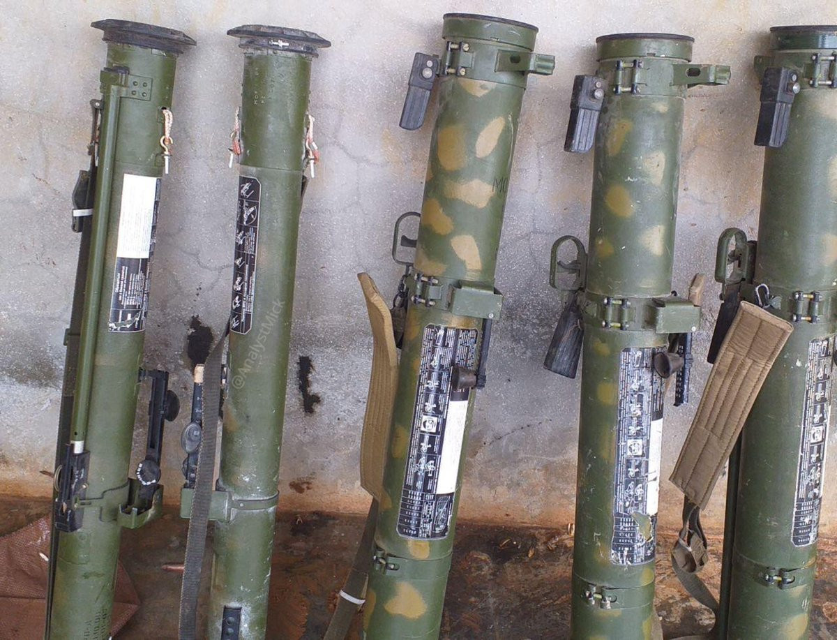 Về thiết kế, RPO-A Shmel có cấu tạo gồm ống phóng bằng sợi thủy tinh sử dụng một lần; trên ống có gắn thiết bị ngắm quang học đơn giản, hai tay nắm và cơ cấu khai hỏa, bên trong chứa đạn phản lực. Hai đầu ống có nắp đậy và có gắn quai đeo để tiện trong hành quân. Do là loại vũ khí dùng một lần, vỏ của Shmel được thiết kế tối giản hóa chi phí, người lính có thể vứt bỏ ngay sau khi dùng.