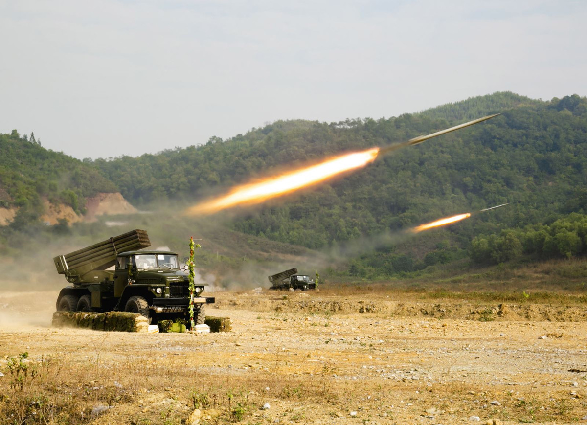 Với Binh chủng Pháo binh: Bằng việc tiếp nhận và đưa vào trang bị một số pháo tự hành có sức cơ động cao, hỏa lực mạnh, Binh chủng “Chân đồng – Vai sắt – Đánh giỏi – Bắn trúng” đã củng cố thêm sức mạnh, là chỗ dựa vững chắc về hỏa lực cho các lực lượng tiến công và phỏng thủ.