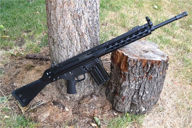 Tuy nhiên, thiết kế cổ điển của súng trường tiên công G3 đã hạn chế người sử dụng, nhất là bộ phận ngắm của súng. Việc sử dụng kính ngắm quang học, buộc phải thiết kế lại tổng thể của súng, nhất là báng súng. Súng cũng quá dài, không phù hợp chiến đấu trong môi trường hẹp, lính tăng hoặc quân dù.