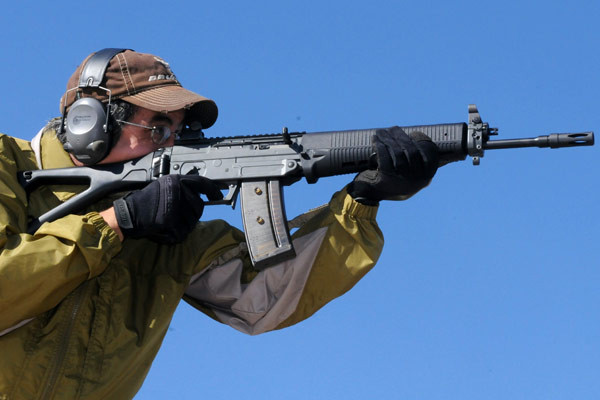 Một thiết kế của SG550 bị đánh giá thấp, là không sử dụng kiểu lắp đạn như của dòng AR như SCAR, M16 và HK416, lên việc lắp đạn chậm và khó trong đêm tối. Các phiên bản Carbine của SG550 là SG552 và SG553 hiện được các lực lượng đặc nhiệm trên toàn thế giới ưa chuộng. Nguồn ảnh: Pinterest.