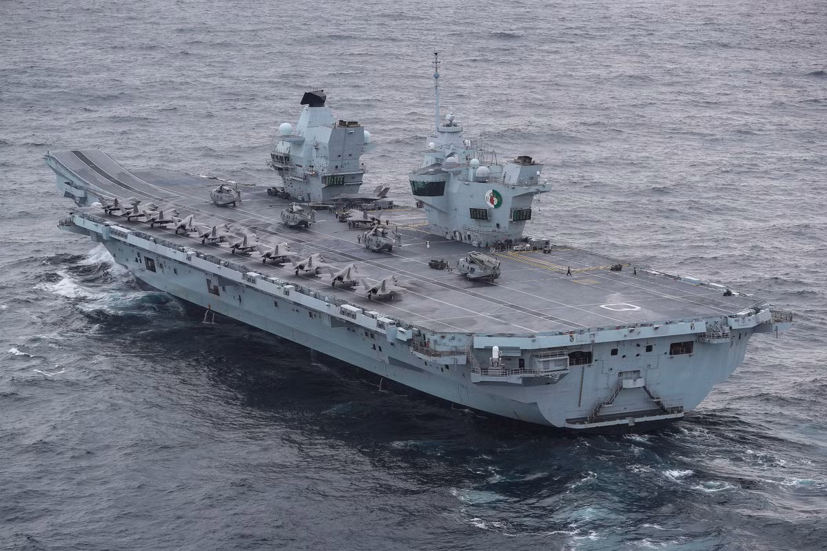 Vừa qua HMS Queen Elizabeth đã phải hứng chịu một đợt bùng phát COVID-19 nghiêm trọng, làm phần lớn thủy thủ đoàn nhiễm loại virus chết người này. Còn chiếc tàu chị em của nó là HMS Prince of Wales, gần đây đã phải hứng chịu trận lụt lớn.