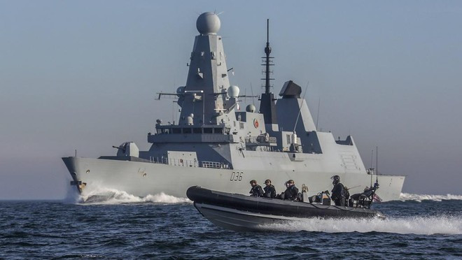 Điều đó thực sự chỉ ra điểm mấu chốt, đó là Hải quân Anh cần một lực lượng hải quân lớn hơn và không thể chấp nhận được rằng, khả năng sẵn sàng chiến đấu của những tàu khu trục hiện đại nhất nước Anh (Type 45), bị giảm xuống chỉ còn một con tàu; Ellwood kết luận.