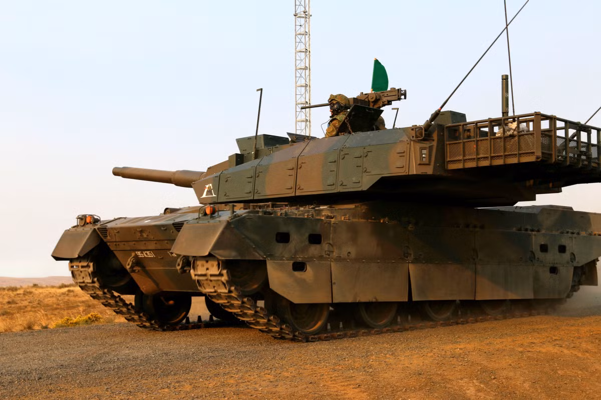 Bản thân Type-10 được phát triển và chế tạo để sử dụng trên lãnh thổ Nhật Bản, đó là lý do tại sao nó có kích thước và trọng lượng nhỏ. Ngoài ra, tính bí mật cao, nên không thể so sánh đầy đủ với các loại MBT khác, vì không biết chính xác các đặc điểm, hay các công nghệ cao của Type-10; nhưng không vì thế mà có thể đánh giá thấp Type 10.