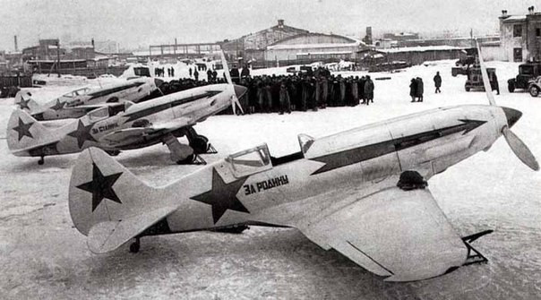 Năm 1942, sau khi Hồng quân Liên Xô hứng chịu nhiều thất bại trong giai đoạn đầu của cuộc Chiến tranh vệ quốc, các kỹ sư Xô viết đã tiến hành hiện đại hóa các máy bay chiến đấu. Các kỹ sư này, đã phải lao động cật lực để khắc phục nhược điểm kỹ thuật cơ bản của hàng không Liên Xô như động cơ hoạt động yếu kém. 