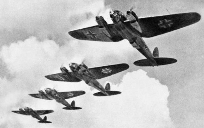 Lực lượng quân sự Đức Quốc xã tiến vào lãnh thổ Liên Xô trong năm 1941, dưới sự yểm trợ mạnh mẽ của không quân. Khi đó, một nhu cầu bức thiết đặt ra cho Hồng quân, là bắt kịp không quân Đức Quốc xã về mặt công nghệ hàng không. Thế nhưng, nhiệm vụ này không dễ dàng chút nào.