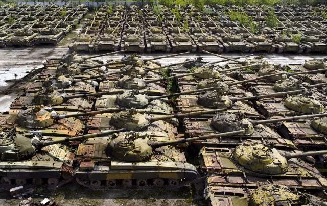 Gần 600 chiếc T-64 khác hiện đang được niêm cất. Hiện quá trình hiện đại hóa các đơn vị xe tăng của quân đội Ukraine đang tập trung vào việc nâng cấp T-64, mang lại sự thay thế rẻ hơn nhiều so với việc sản xuất những chiếc T-84 mới mà nước này không đủ khả năng chi trả.