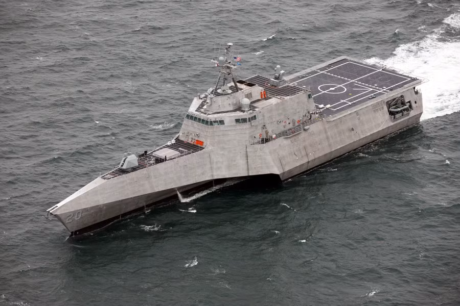 Do yêu cầu về tốc độ, buộc nhà thầu Lockheed Martin phải lắp đặt các hệ thống động lực phức tạp cho con tàu; các hệ thống này đắt tiền, phức tạp, nặng và không đảm bảo; nên nhiều tai nạn đã xảy ra.