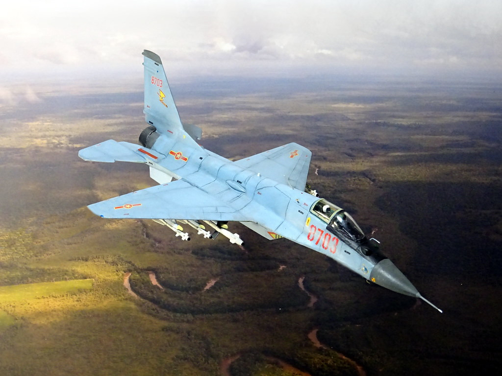 Vào cuối những năm 1970, Phòng thiết kế MiG nối lại việc nghiên cứu khái niệm máy bay chiến đấu một động cơ, với cấu trúc đơn giản, được gọi là "Sản phẩm 33" (Izdeliye 33) hay tiêm kích MiG-33; có thể thay thế cho MiG-21 đã bắt đầu dừng chế tạo.