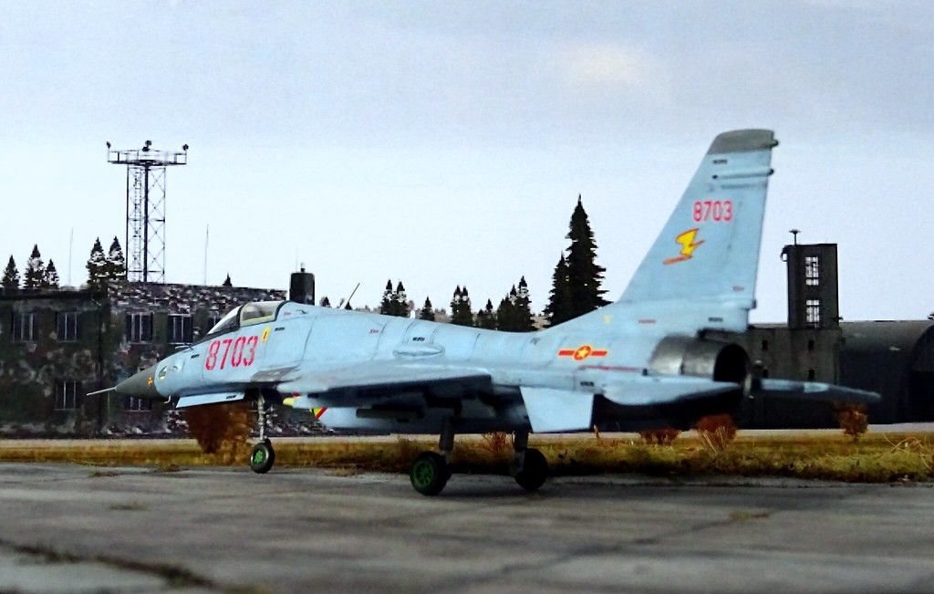 Hệ thống điều khiển bay cũng được nâng cấp từ hệ thống thủy lực cơ học của MiG-29, lên hệ thống điều khiển bay bằng dây. Mặc dù có những cải tiến lớn, nhưng MiG-33 mới vẫn không được nhận được khách hàng quan tâm, nên MiG-33 lại nhanh chóng biến mất trở lại.