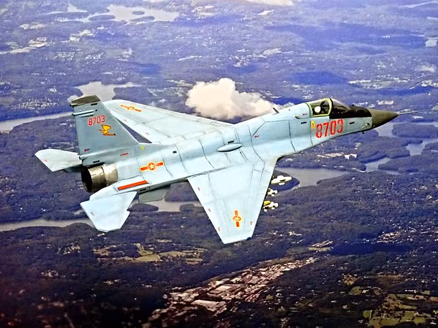 Hệ thống điện tử hàng không của MiG-33 mới cũng đã được nâng cấp rất nhiều, có thể trang bị hàng loạt vũ khí không đối không và không đối đất được dẫn đường chính xác, mở rộng khả năng đa năng của máy bay.
