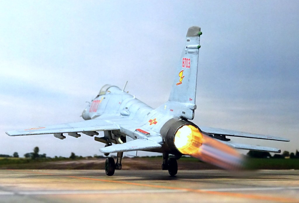 Về hình dáng thân của MiG-33 cũng tương tự như của MiG-29, và thậm chí còn dùng chung các bộ phận như càng hạ cánh và thiết bị điện tử hàng không của nhau. Sau khi đánh giá một số lượng lớn các thiết kế dải bên, cánh và đuôi khác nhau trong đường hầm gió, Phòng thiết kế MiG cuối cùng đã chọn một phương án tương tự như tiêm kích F-16 vào năm 1984; điều này cũng khẳng định sự thành công của hãng, trong thiết kế khí động học.