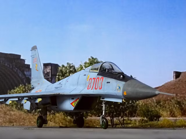 Để giải quyết triệt để vấn đề bán kính hoạt động quá ngắn của MiG-29, thân máy bay MiG-33 mới đã được thiết kế lại; thiết kế mới đã loại bỏ cửa hút gió phụ ở hai bên, tăng tải nhiên liệu và bổ sung thiết bị tiếp nhiên liệu trên không.