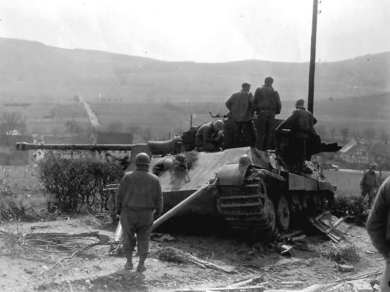 Khi quân đội Đức rút lui ở phía Đông và phía Tây, nhiều Vua tăng đã bị bỏ rơi, hoặc bị phá hủy bởi chính quân đội Đức quốc xã; vì vậy, tương lai của những chiếc xe tăng hạng nặng như King Tiger đã đi vào ngõ cụt.