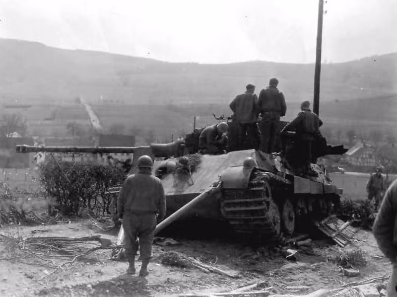 Khi quân đội Đức rút lui ở phía Đông và phía Tây, nhiều Vua tăng đã bị bỏ rơi, hoặc bị phá hủy bởi chính quân đội Đức quốc xã; vì vậy, tương lai của những chiếc xe tăng hạng nặng như King Tiger đã đi vào ngõ cụt.