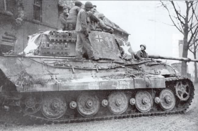 Tuy nhiên do xuất hiện vào giai đoạn cuối Chiến tranh Thế giới thứ 2, giống như với bất kỳ loại vũ khí tinh vi nào, Tiger II gặp phải các vấn đề về độ tin cậy, khi các nguồn cung nguyên liệu chế tạo xe không được đáp ứng; đặc biệt là do kíp xe được đào tạo kém và thiếu kinh nghiệm của quân đội phát xít Đức thời kỳ cuối chiến tranh.