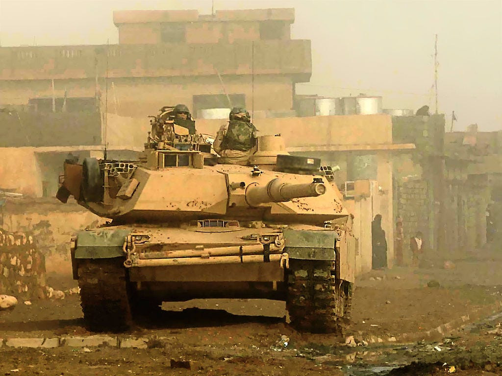 Với trọng lượng 60 tấn, tốc độ tối đa hơn 60 km/h, M-1A2 sử dụng đạn pháo 120 mm, lõi đạn bằng uranium làm nghèo; loại pháo này đã bắn cháy nhiều xe tăng T-72 của Iraq năm 1991, và rất có thể sẽ là xe tăng Type 99 tiên tiến của Trung Quốc. Nhưng có rất ít chiếc Abrams bị phá hủy trong chiến đấu. Ảnh: Xe tăng M-1 Abrams - Nguồn: Wikipedia.