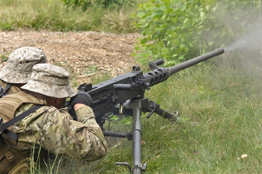 Khẩu 12,7 mm M2 đã có mặt trong các cuộc chiến trên toàn thế giới, suốt từ thế chiến hai đến nay; nó được sử dụng như một phiên bản phòng không tầm thấp, vũ khí chống xe cơ giới hạng nhẹ, cũng như vũ khí chống bộ binh. Phiên bản nâng cấp mới nhất là M2A1, có thể thay nòng nhanh và có loa che lửa, tránh lộ vị trí bắn, nhất là bắn đêm. Ảnh: Súng máy 12,7 mm M-2 - Nguồn: Wikipedia.