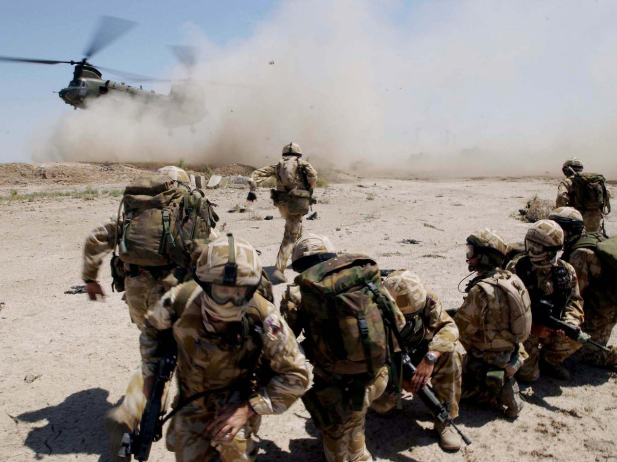 Tuy nhiên, lực lượng Lục quân Mỹ hiện nay có những vũ khí hết sức hiệu quả, có thể đảm bảo hỏa lực cho người lính trong chiến đấu trong những cuộc xung đột có cường độ khác nhau, từ những cuộc xung đột cục bộ đến chiến tranh tổng lực; sau đây là những vũ khí hỏa lực, được đánh giá hiệu quả nhất của Lục quân Mỹ. Ảnh: Lục quân Mỹ chiến đấu ở chiến trường Iraq - Nguồn: Wikipedia.