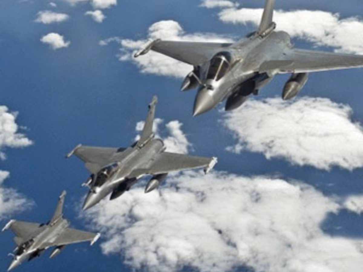 Rafale là máy bay chiến đấu đa nhiệm vụ, có khả năng hơn đáng kể trong các vai trò khác ngoài không chiến; trong tương lai, Rafale của Ai Cập có thể được trang bị tên lửa hành trình tiến công mặt đất Scalp, nâng cao khả năng của Rafale.