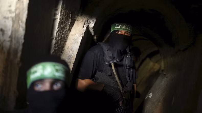 Hamas đã được lực lượng dân quân Hezbollah của Lebanon huấn luyện và giúp xây dựng hệ thống hầm ngầm. Mạng lưới đường hầm của lực lượng Hezbollah được coi là một trong những hệ thống công sự ngầm tiên tiến và rộng lớn nhất trên thế giới; được xây dựng theo mô hình ở biên giới phía nam của Triều Tiên.
