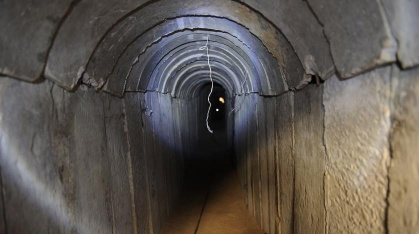 Hamas từ lâu đã dựa vào các công sự ngầm để che giấu lực lượng của họ khỏi các cuộc không kích của Israel. Tuy nhiên những địa đạo của Hamas tỏ ra không hiệu quả, do chuyên môn xây dựng hạn chế, thiếu vật liệu kiên cố và loại đất mềm ở Gaza, không phù hợp để xây dựng các công trình ngầm.