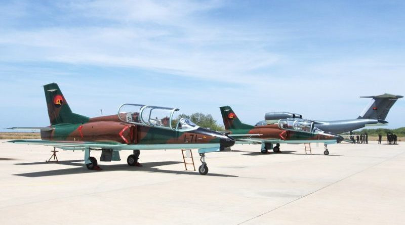 Không quân Angola cũng sở hữu một phi đội gồm 6 máy bay phản lực hạng nhẹ K-8 của Trung Quốc; dù được phân bổ trong vai trò máy bay huấn luyện, nhưng số K-8 này, cũng có khả năng chiến đấu cao như máy bay cường kích.