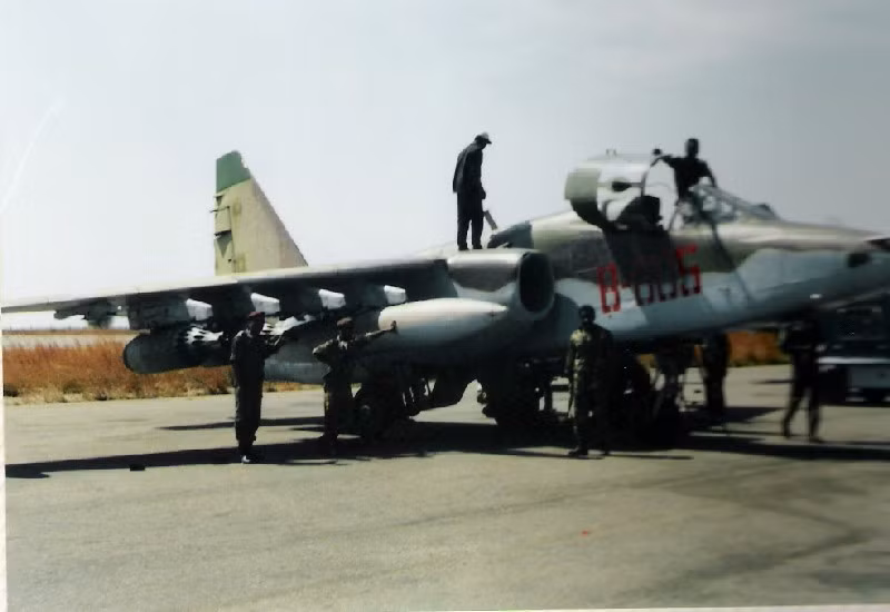 Bên cạnh các máy bay chiến đấu, Không quân Angola còn sở hữu một phi đội máy bay chiến đấu cánh cố định, bao gồm 10 máy bay cường kích mặt đất Su-25, được tối ưu hóa để hỗ trợ trên không cho các lực lượng mặt đất của họ.