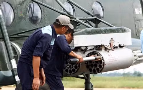 Mi-8/17 có khả năng mang theo 6 pod rocket chia đều ở 2 bên cánh phụ, cho phép nó có thể công kích mặt đất hiệu quả giống như một trực thăng vũ trang thực thụ.