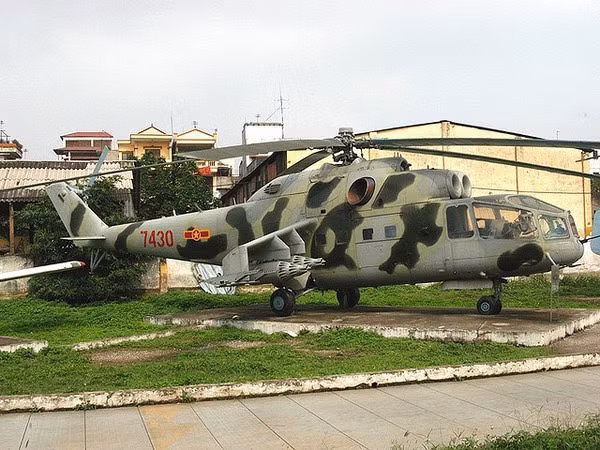 Các trực thăng Mi-24A này đã lập được rất nhiều chiến công hiển hách, trong đó đặc biệt có các thành tích truy quét và tiêu diệt các cụm cứ điểm phòng ngự của của địch trong xung đột biên giới Tây Nam. Loại trực thăng này đã gây ra những nỗi sợ hãi khủng khiếp cho kẻ thù bởi sức tấn công mạnh mẽ của mình.