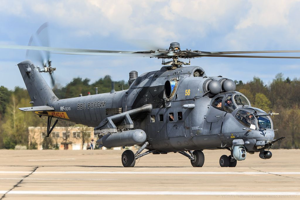 Mil Mi-35 là phiên bản xuất khẩu của thế hệ Mi-24V/P có khả năng tác chiến mạnh mẽ và hoả lực đáng gờm. Cùng với đó là do đã ta có những kinh nghiệm nhiều năm vận hành Mi-24A, do đó cũng sẽ không tốn quá nhiều công sức để ta có thể hoàn toàn làm chủ những chiếc Mi-24 thế hệ mới hơn, nhằm nâng cao sức mạnh của quân đội. Nguồn ảnh: TL.