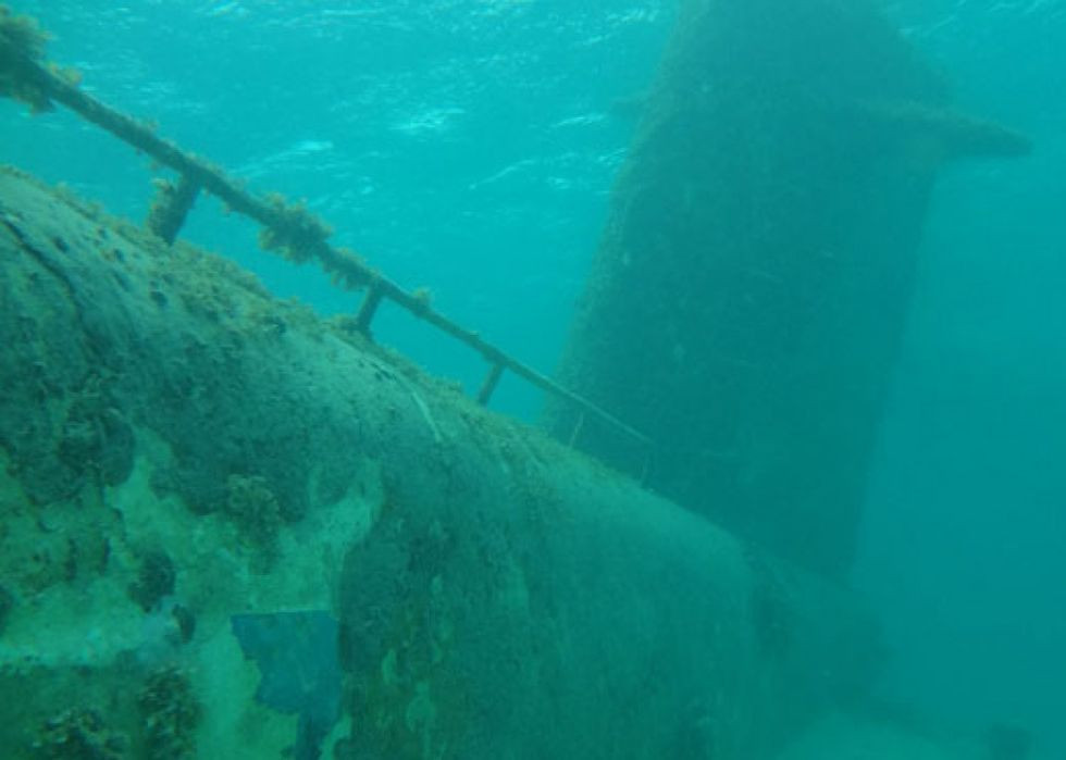 Một trong những tàu ngầm bị thải bỏ nghiêm trọng và nguy hiểm nhất là K-27. Khi ở trên biển vào năm 1968, một lò phản ứng trên chiếc K-27 đã bị rò rỉ và hư hỏng một phần. Phơi nhiễm phóng xạ đã giết chết 9 thủy thủ và 83 người khác bị thương. Con tàu vẫn di chuyển được về cảng, nhưng không thể cứu vãn được tình hình. 